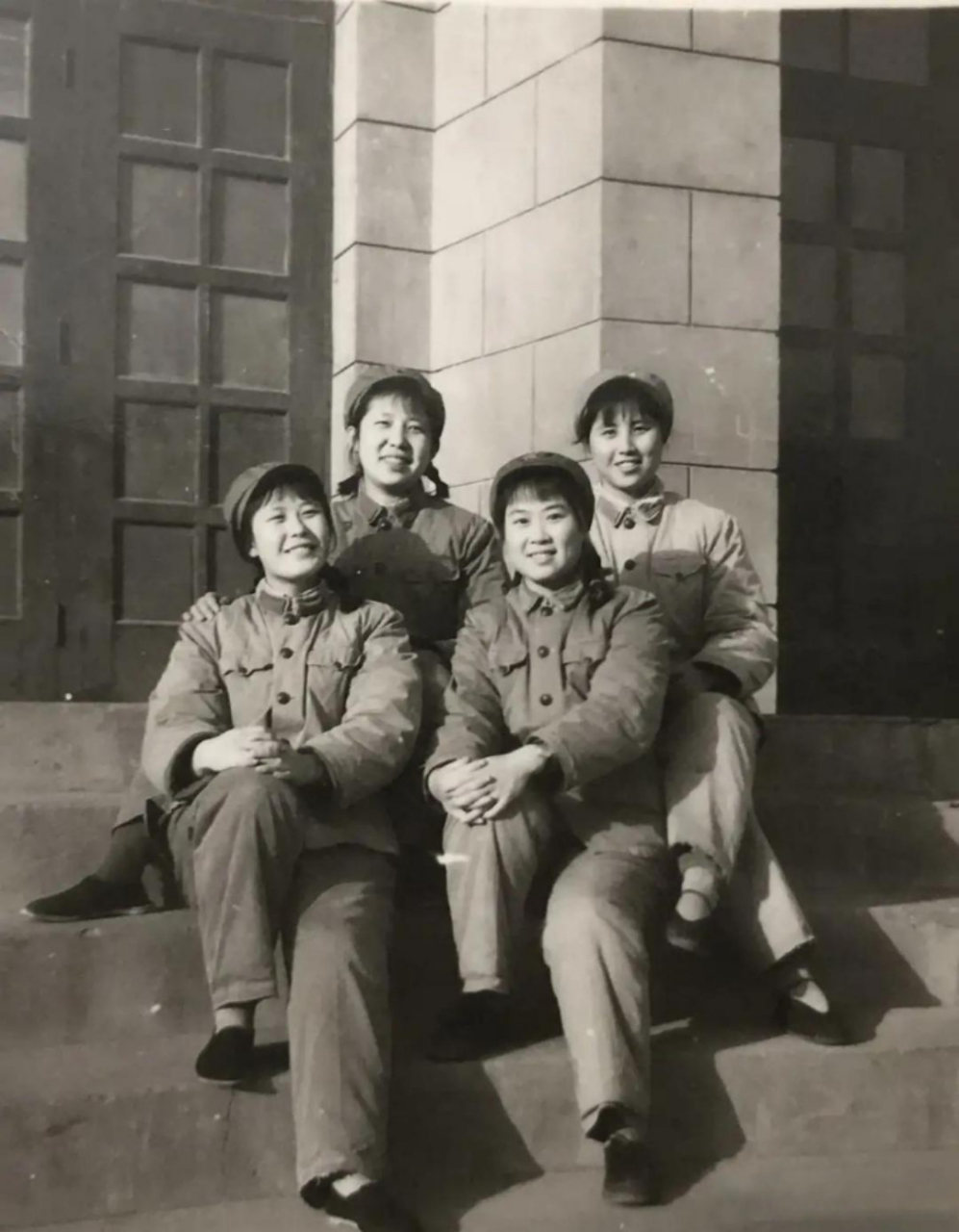 质朴纯真的女文工团员合影