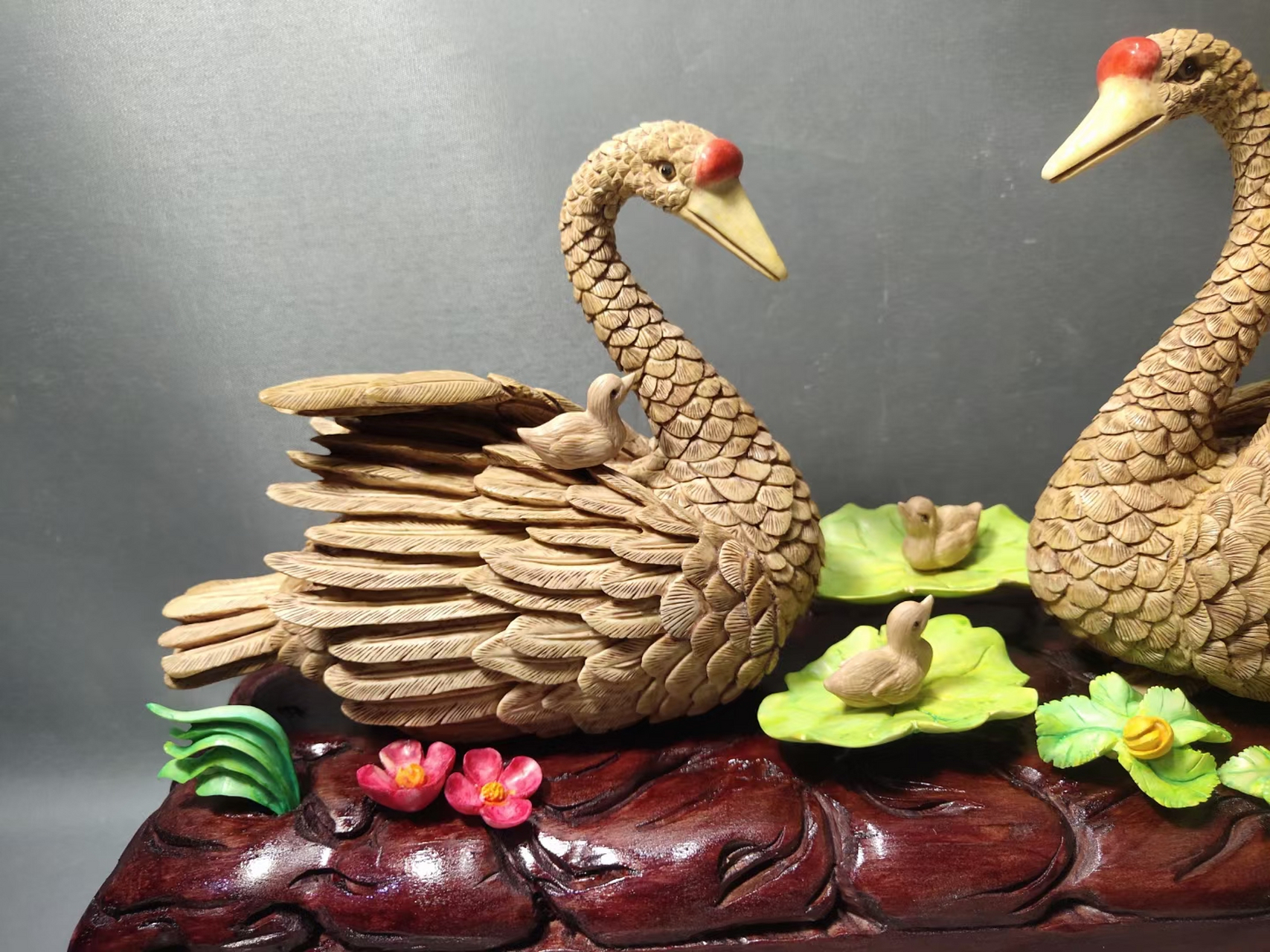 猛犸象牙做旧彩绘,天鹅对摆,大师精雕工艺,整体尺寸长40宽13.