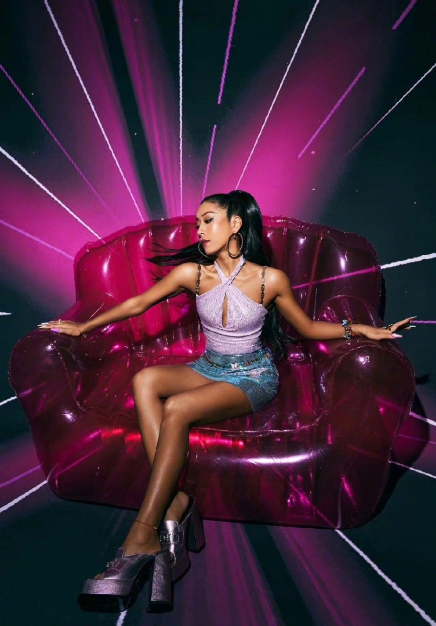 几只蝴蝶】吉克隽逸《天赐的声音》造型释出,一身芭比辣妹套装好闪耀!