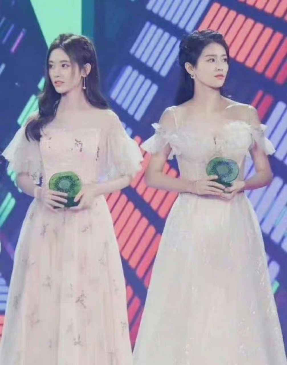 白鹿和鞠婧祎在同一场合,穿了好几次同色礼服,这是约定好的吗?