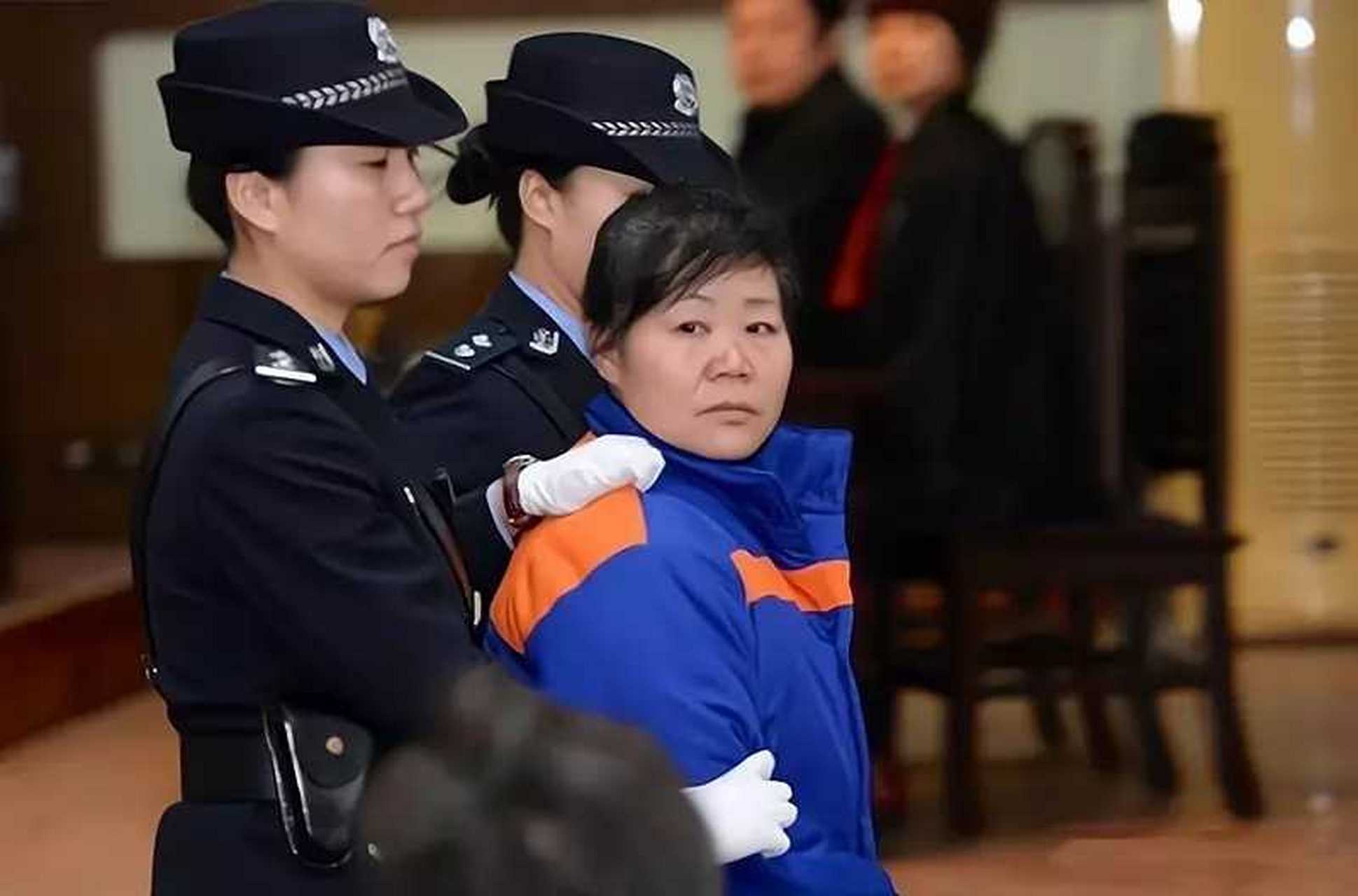 张素霞原来是陕西富平县某妇幼保健院的产科副主任,利用职务之便,她