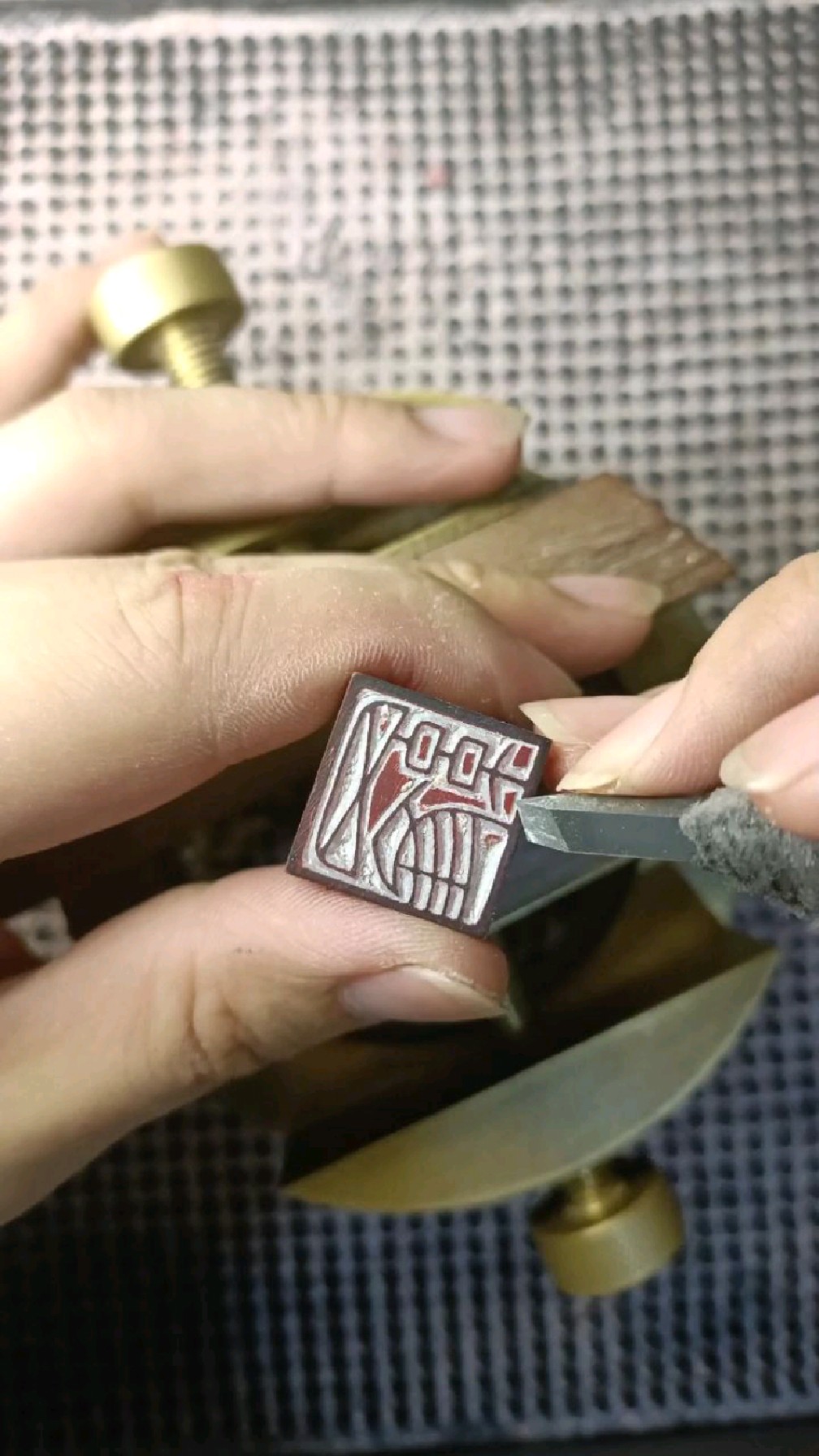 最喜欢刻这种单字印,总能想起初学篆刻时的样子～-度小视