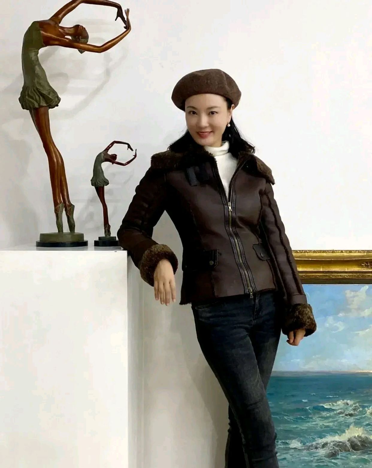 刘芳菲身材保持的太好了,棕色紧身皮衣 紧身牛仔裤,酷酷的感觉