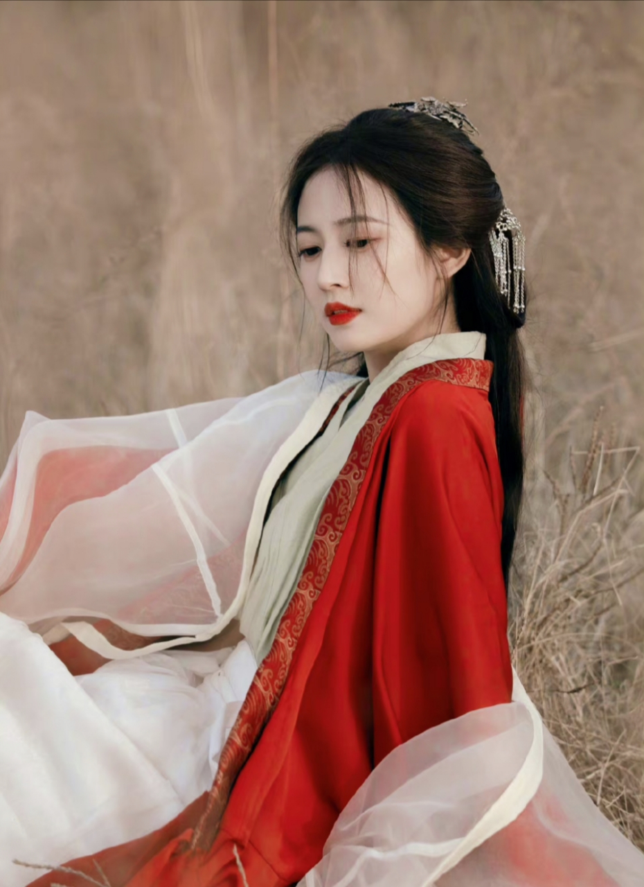 陈钰琪古风写真,红衣像仗剑天涯的侠女,绿衣似温柔婉约的仕女.