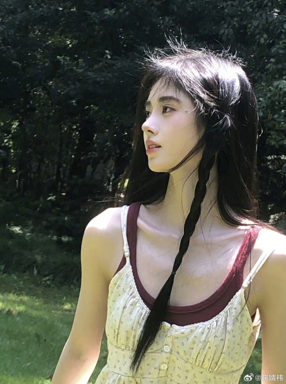 鞠婧祎最新午后随拍,超级小清新! 深红色的吊带背心打底.