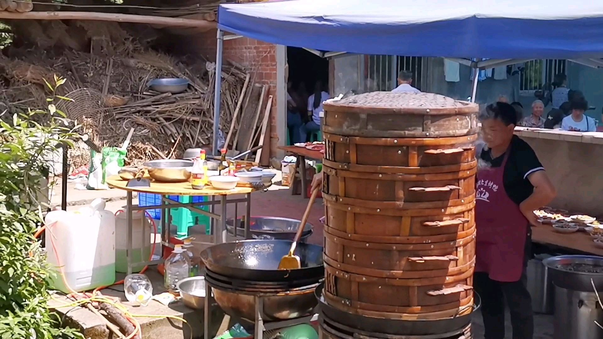 农村坝坝宴,主人家请的乡厨一条龙服务,省时省力