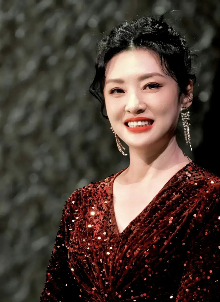 周涛这套礼服,闪闪发光,真的亮瞎眼