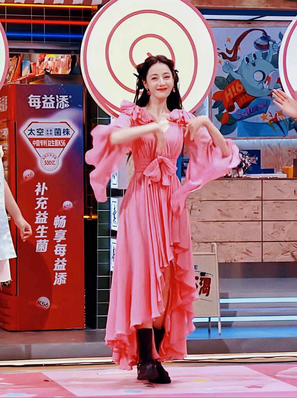 迪丽热巴《你好星期六》一身粉色裙装甜美可人,十分少女.