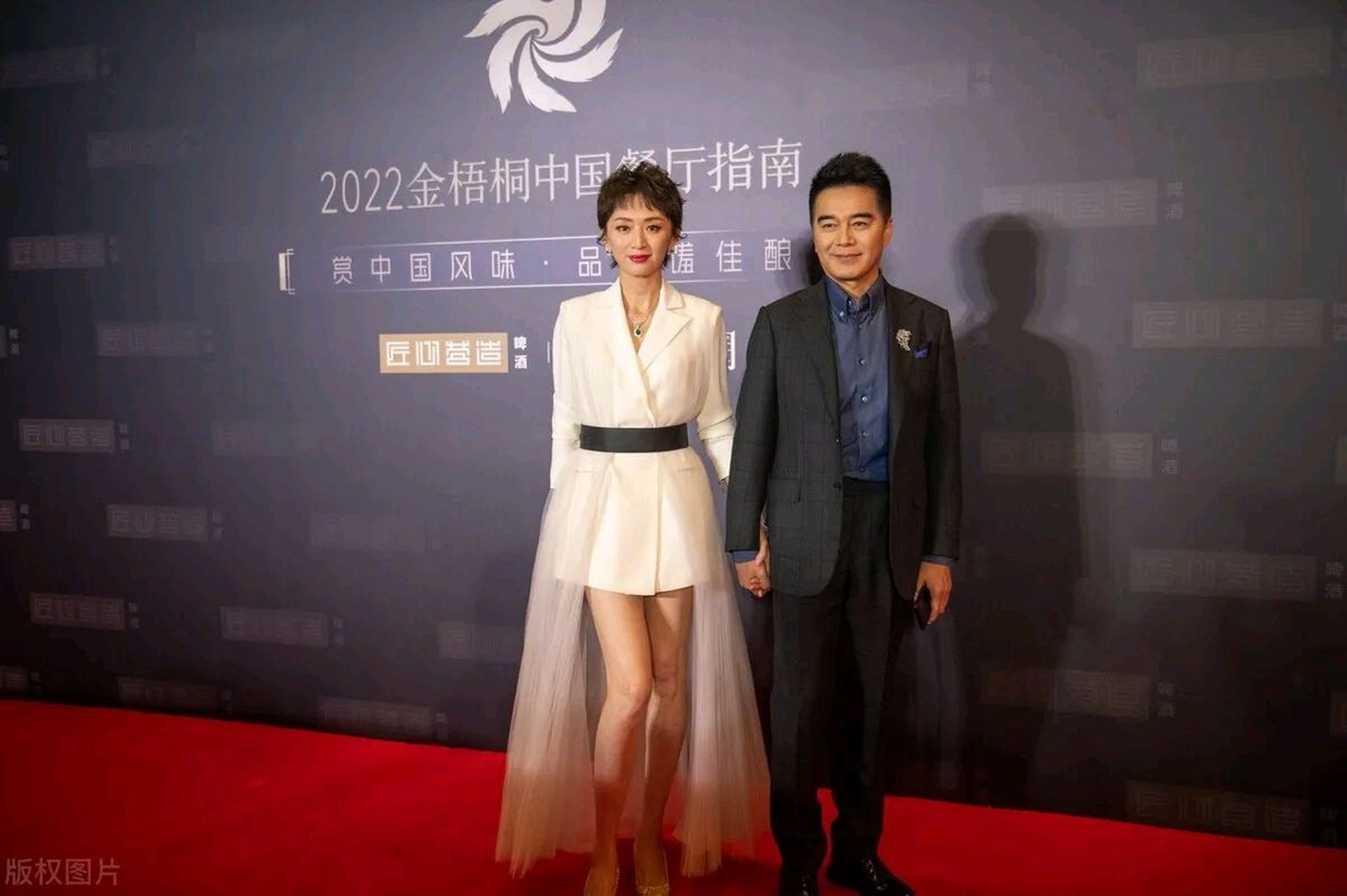 许亚军和张澍一起在北京参加活动,两位搭配的都很有时尚风情,像一对