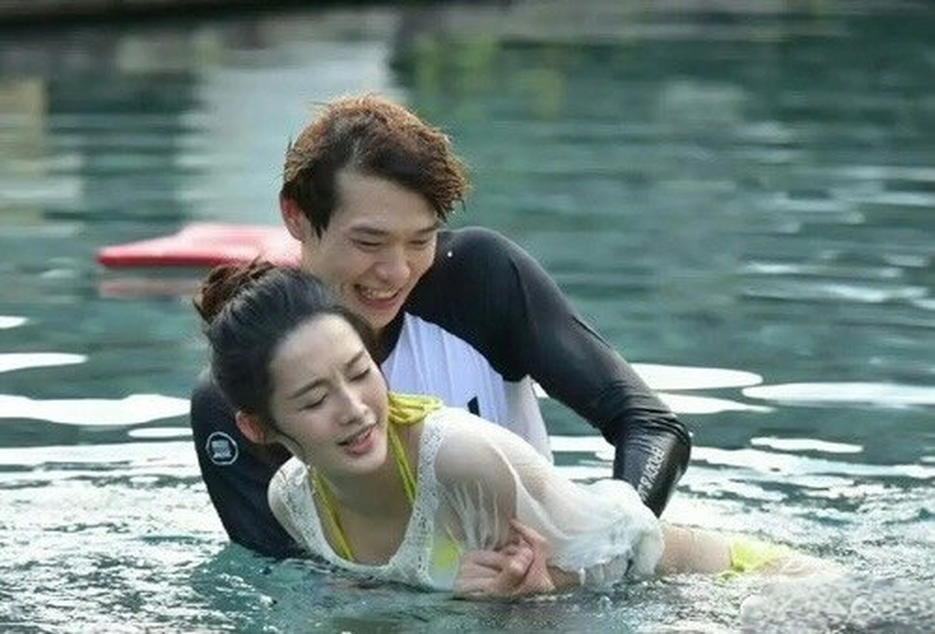 当时的李沁很不情愿,魏大勋很开心的样子!#娱乐前沿资讯