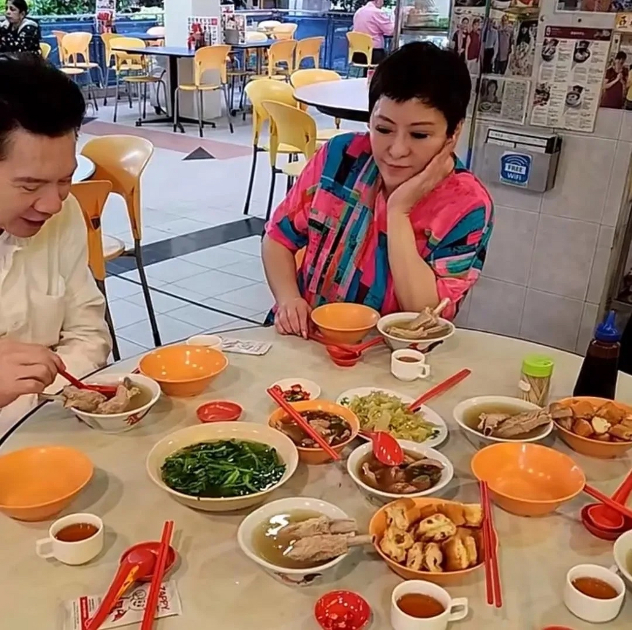 向太向华强夫妇去小餐馆吃饭,两人点7个小菜很丰盛.