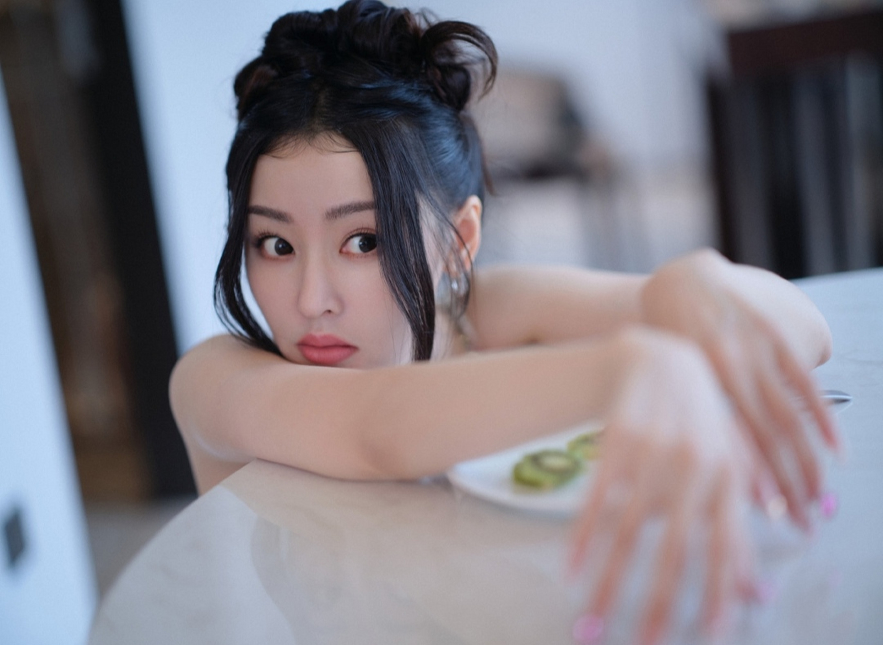 清纯妩媚,气质高雅的#张天爱# 一袭白色吊带深v礼裙,肤白貌美的容颜