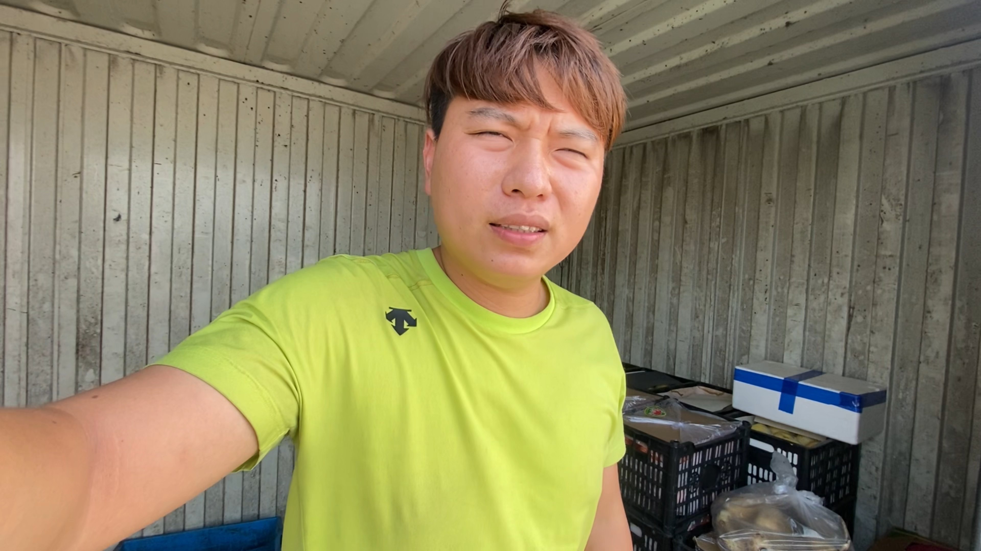 农村小伙创业开超市,每天要去批发市场进蔬菜,一天收入300块?