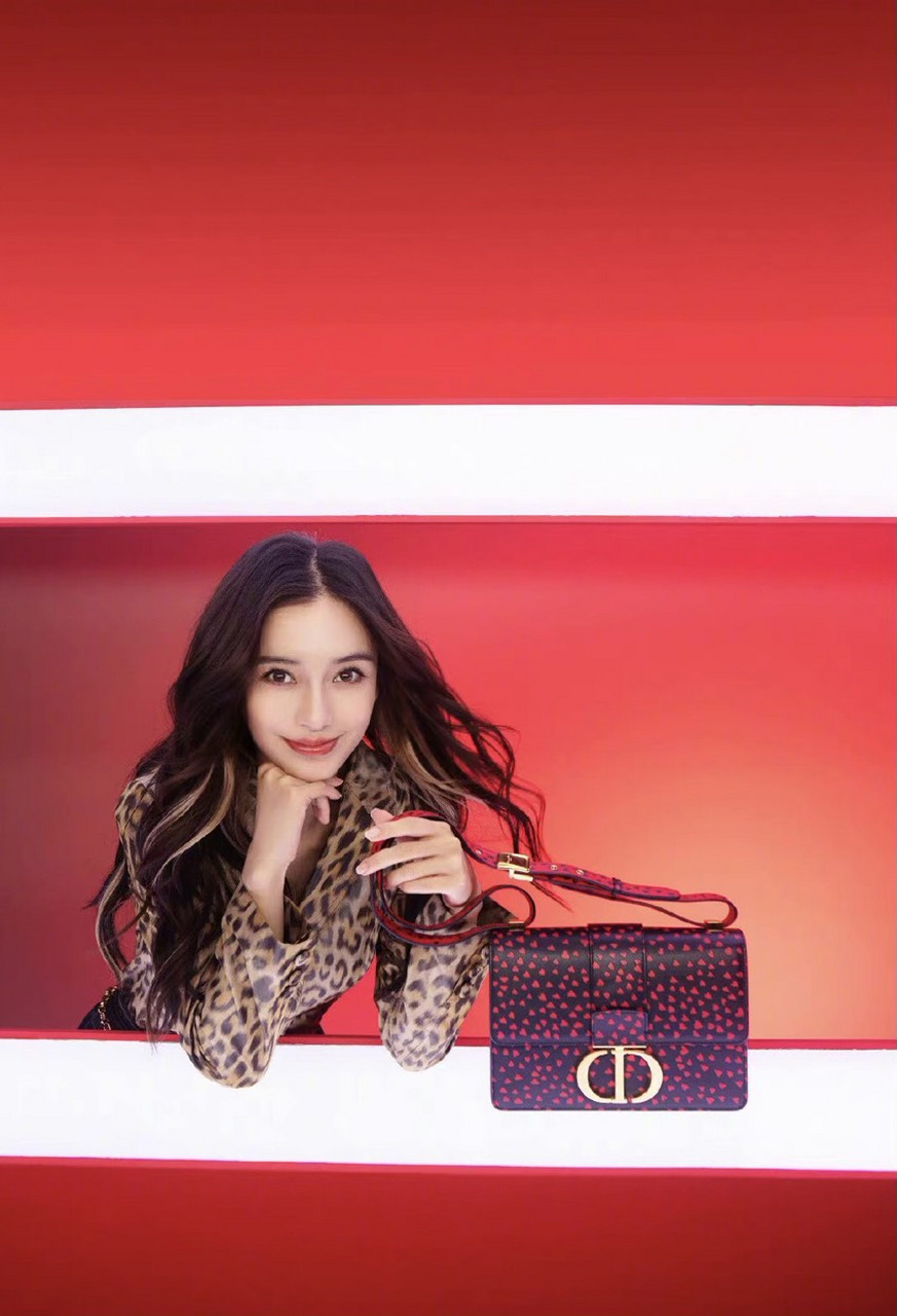 angelababy 杨颖以经典mizza豹纹迪奥套装和高腰阔腿裤搭配红色i love