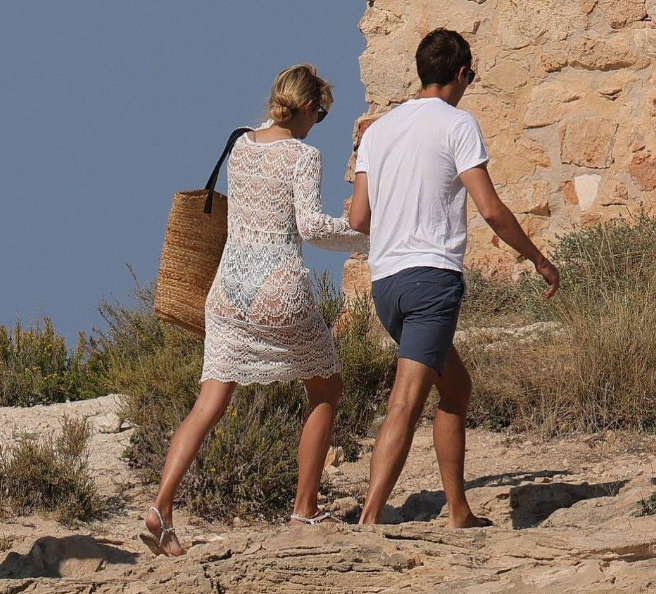 呵,男人!伊万卡在游艇穿高叉泳装秀身材,丈夫沉迷美女视若无睹