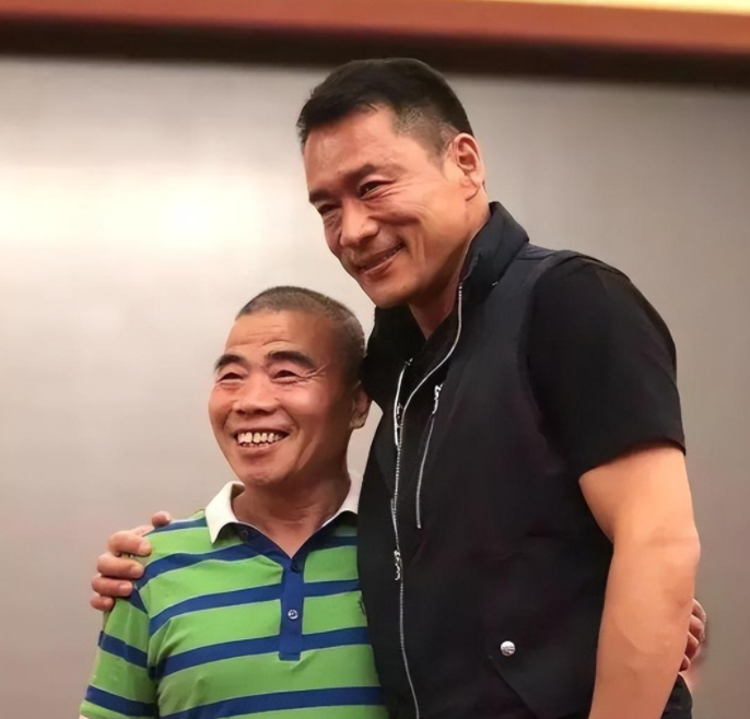 宋文华以"武大郎"为外号,身高只有1米5,比他妻子矮10厘米