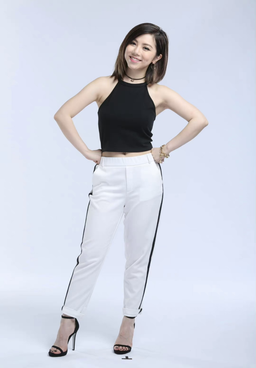 一张娃娃脸配上娇小玲珑的身材,邓紫棋很是可爱呢.