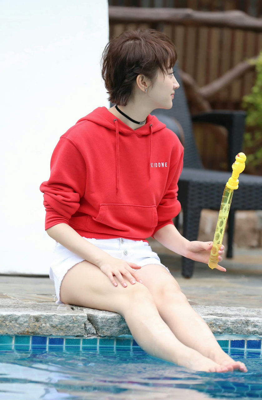 景甜青春旅社泳池剧照,这腿白到发光 我看看谁又把放大镜93拿出来了