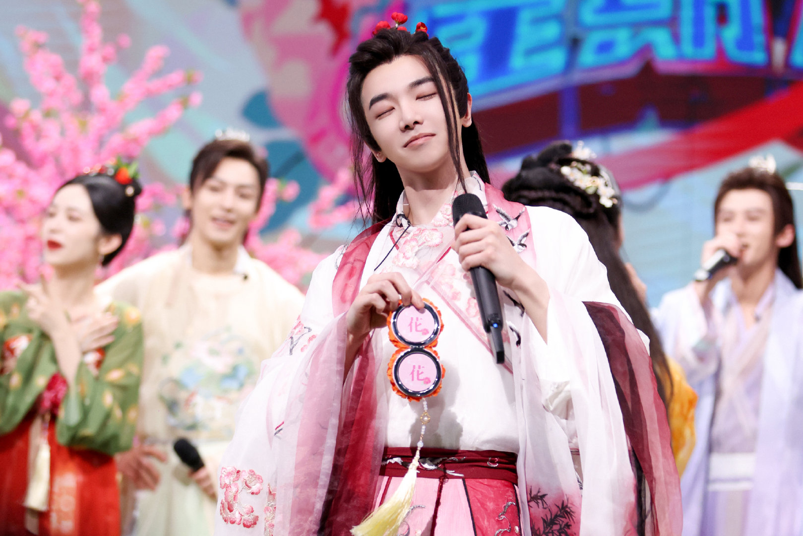 《你好星期六》华晨宇古装造型超惊艳,演唱新歌并透露巡演计划