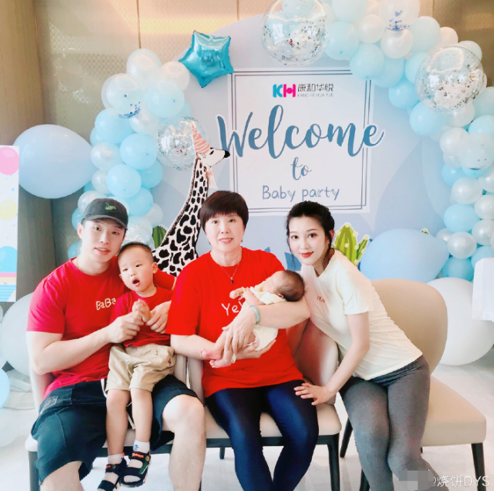 烧饼晒全家福庆二胎儿子满月,老婆产后迅速瘦身,大儿子像极爸爸