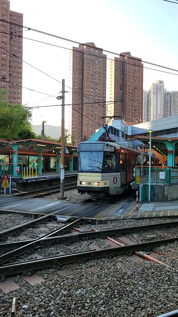 港铁第三代轻铁列车505线离开兆康站了-度小视
