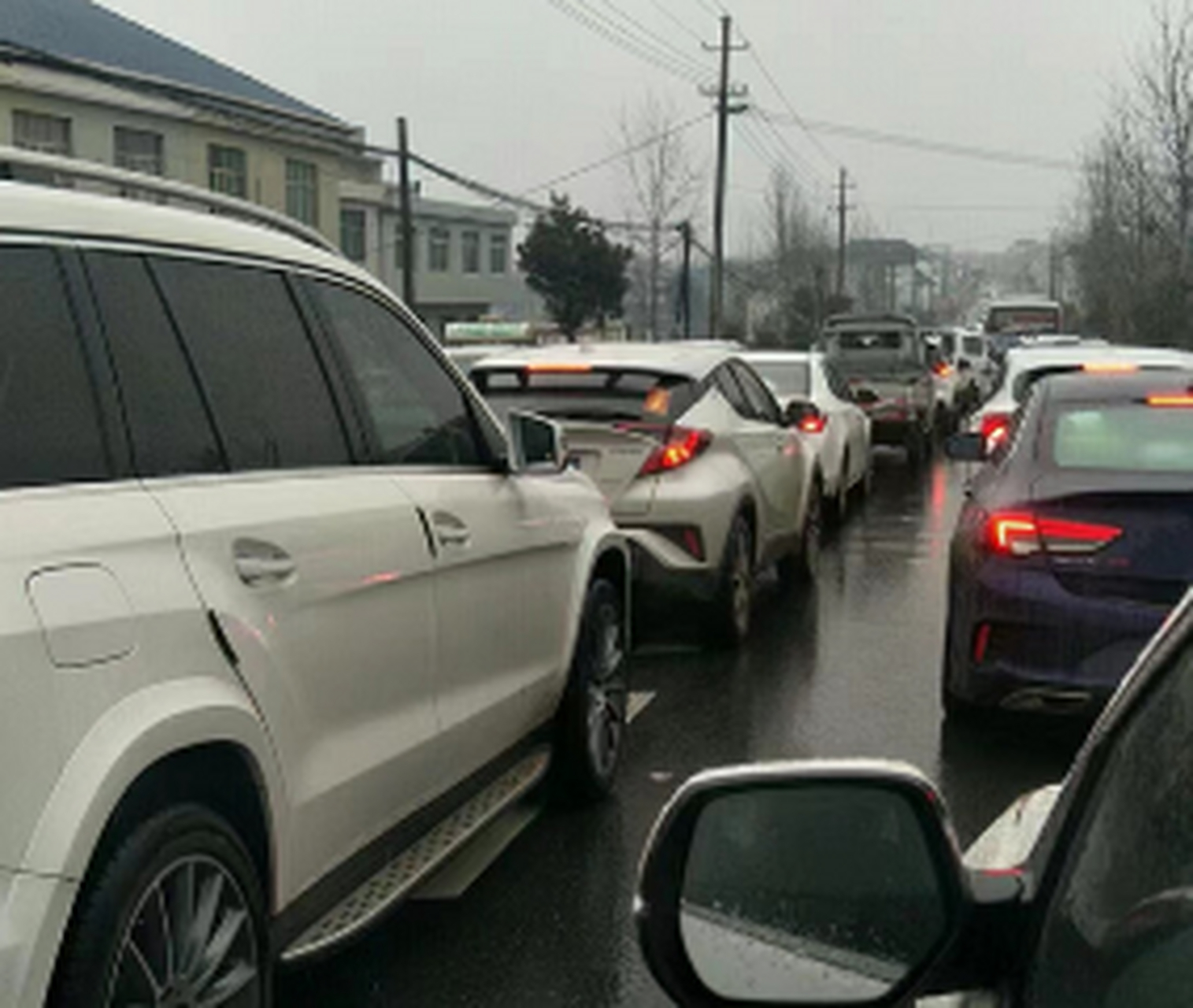 女司机嚣张逆行,导致上百辆车被堵的水泄不通,被堵的车主纷纷下车对其