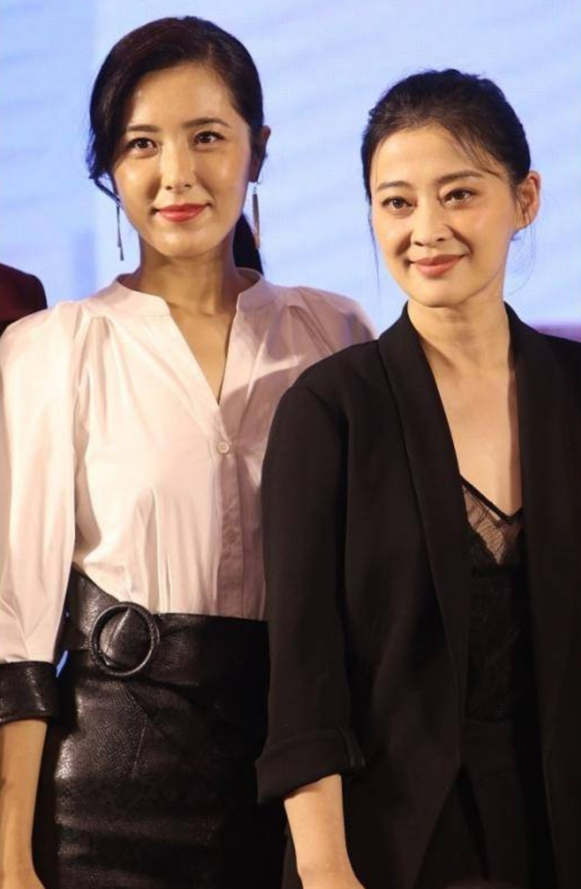 曾黎与梅婷同框,虽然两人只有一岁之差,但是状态却大不相同.