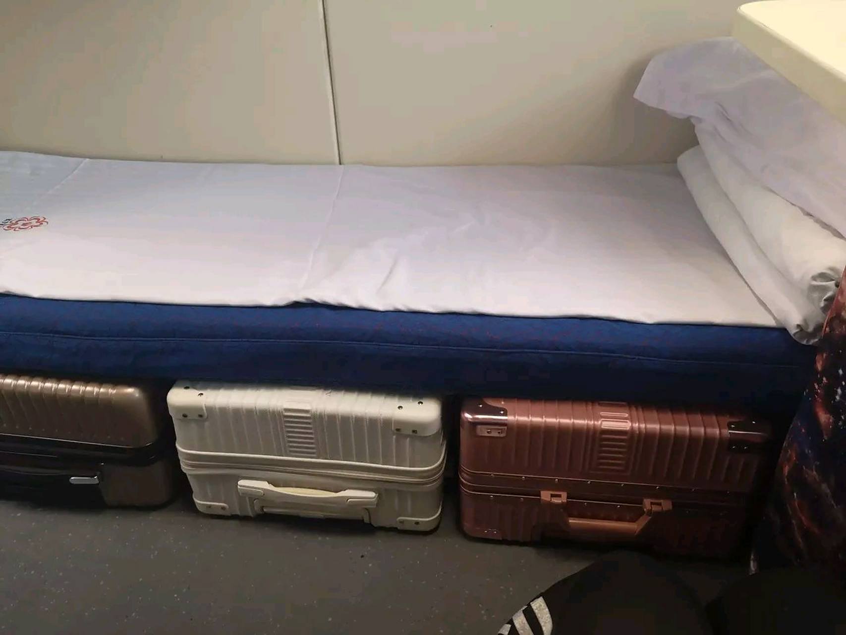 绿皮火车卧铺车厢一组上中下6个铺,6人最少6个行李箱,过道上面没有