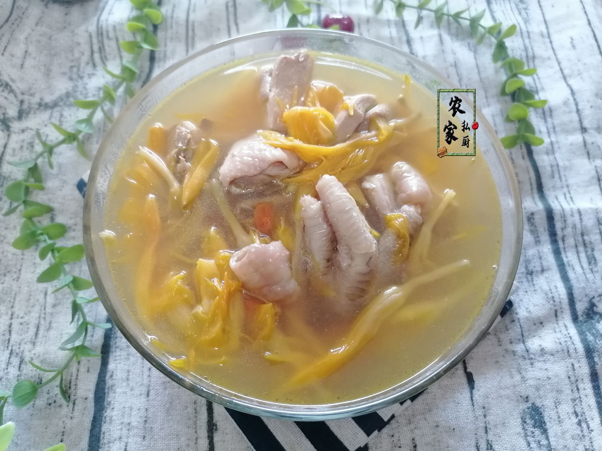 特别适合秋天的一道汤,鸡肉滋补黄花菜安神,清淡爽口,营养美味