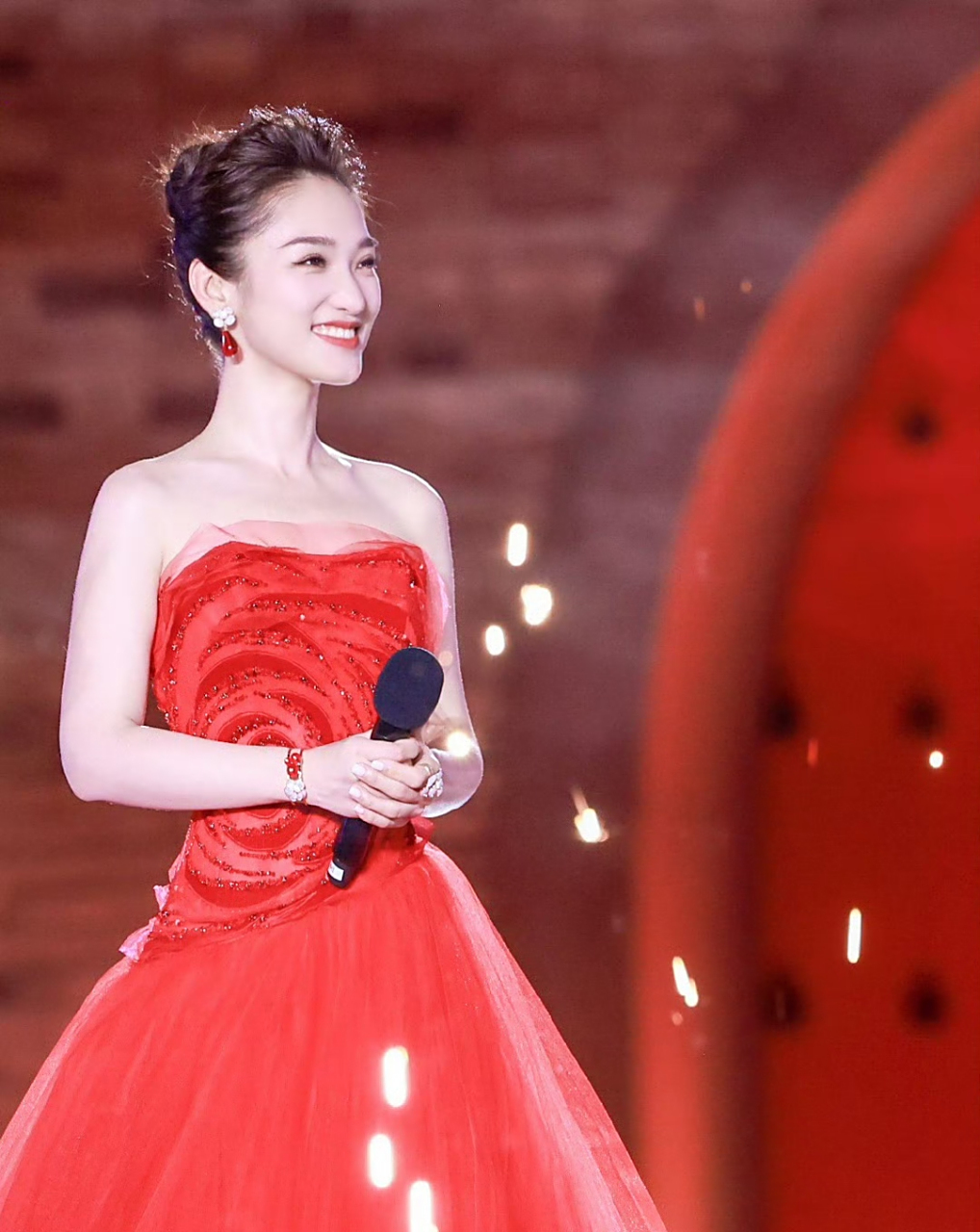 主持人蓝羽把我惊艳到了 在第十届丝绸之路国际电影节启动仪式中 蓝羽