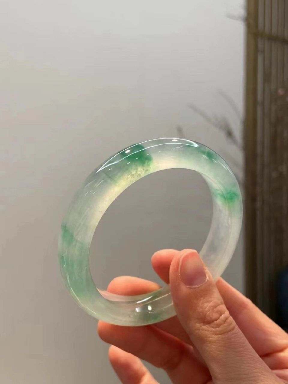 百年一遇的飘花翡翠手镯,上手灵动唯美,这样的美镯你喜欢吗?