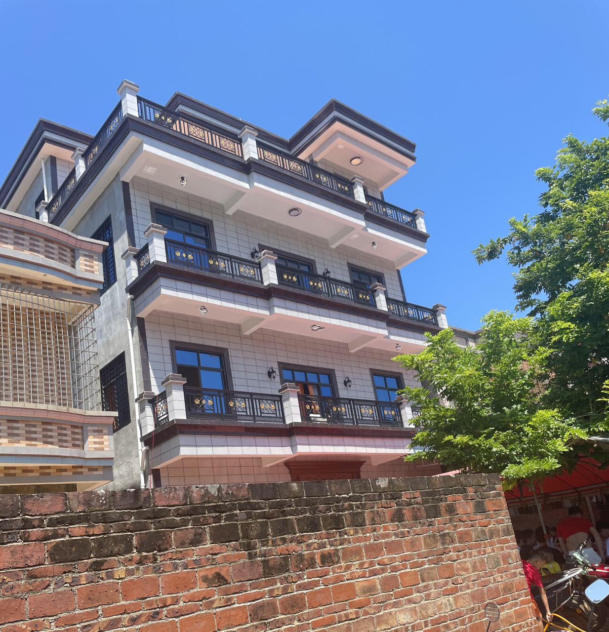 坐标:广东湛江徐闻 自建房:三层8  花费:80w 这个在农村是什么级别的?