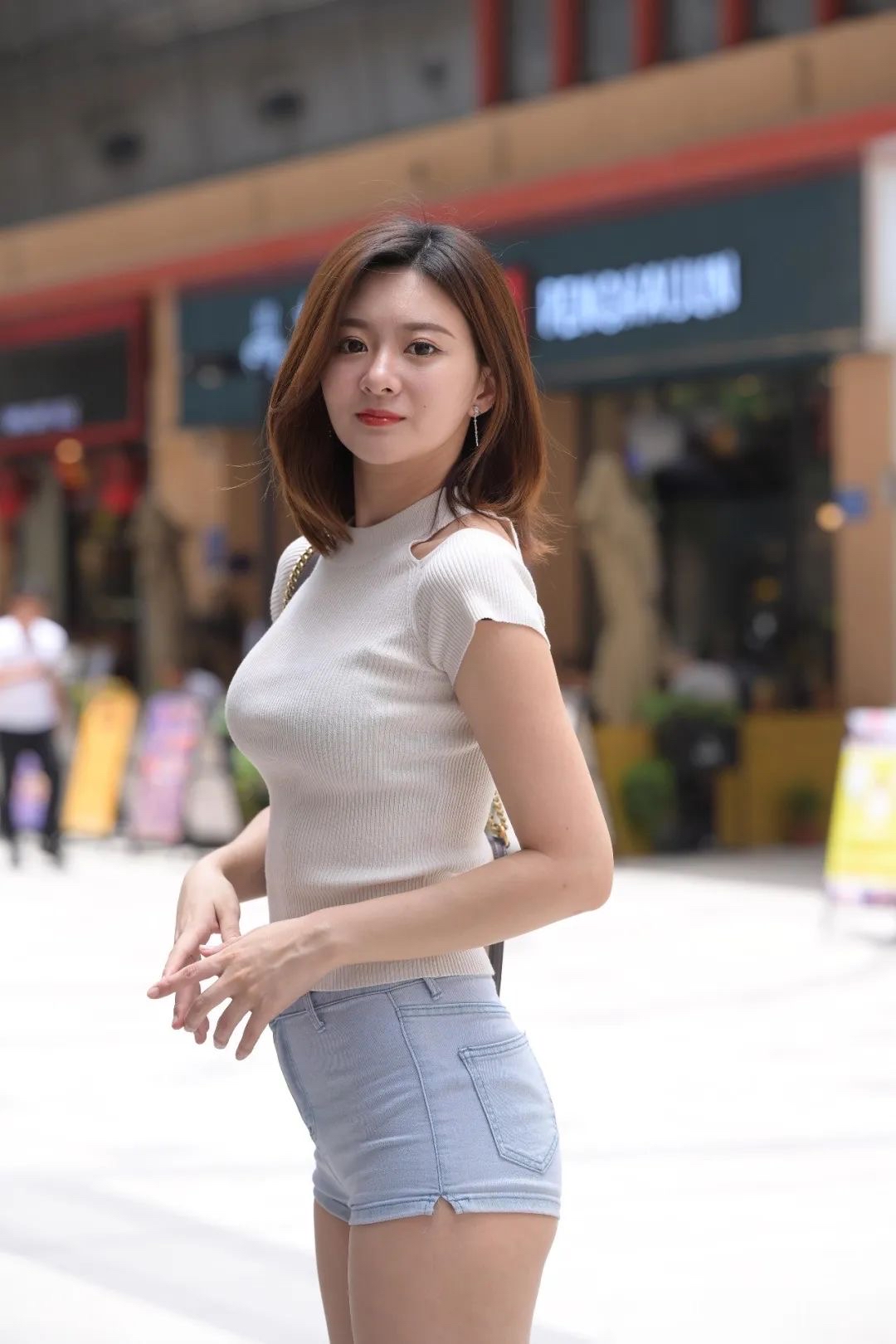 街拍超短牛仔裤美女