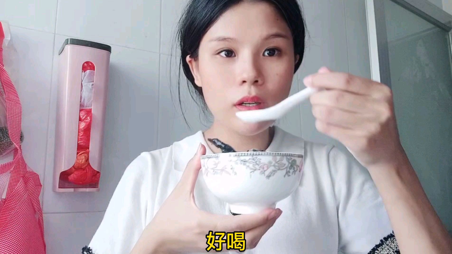 带宝宝下楼溜了一圈,五指毛桃煮乌鸡汤,连喝了3碗