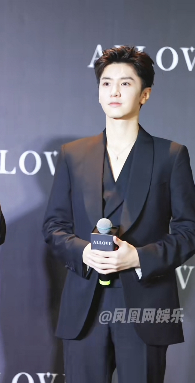 不得不说身高腿长颜值超高啊[嘻嘻]#陈哲远