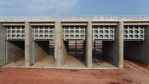 引江济淮蜀山泵站进水闸工作闸门安装完成,为亚洲第一大泵站