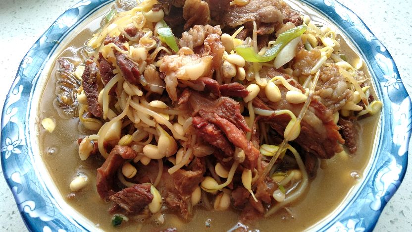 午餐红烧牛肉一盘,牛肉里加点豆芽粉条,孩子喜欢吃宝妈很开心