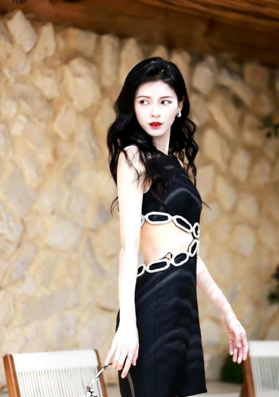 有没有张予曦和张馨予傻傻分不清楚的,张予曦一身黑色个性的长裙,显得