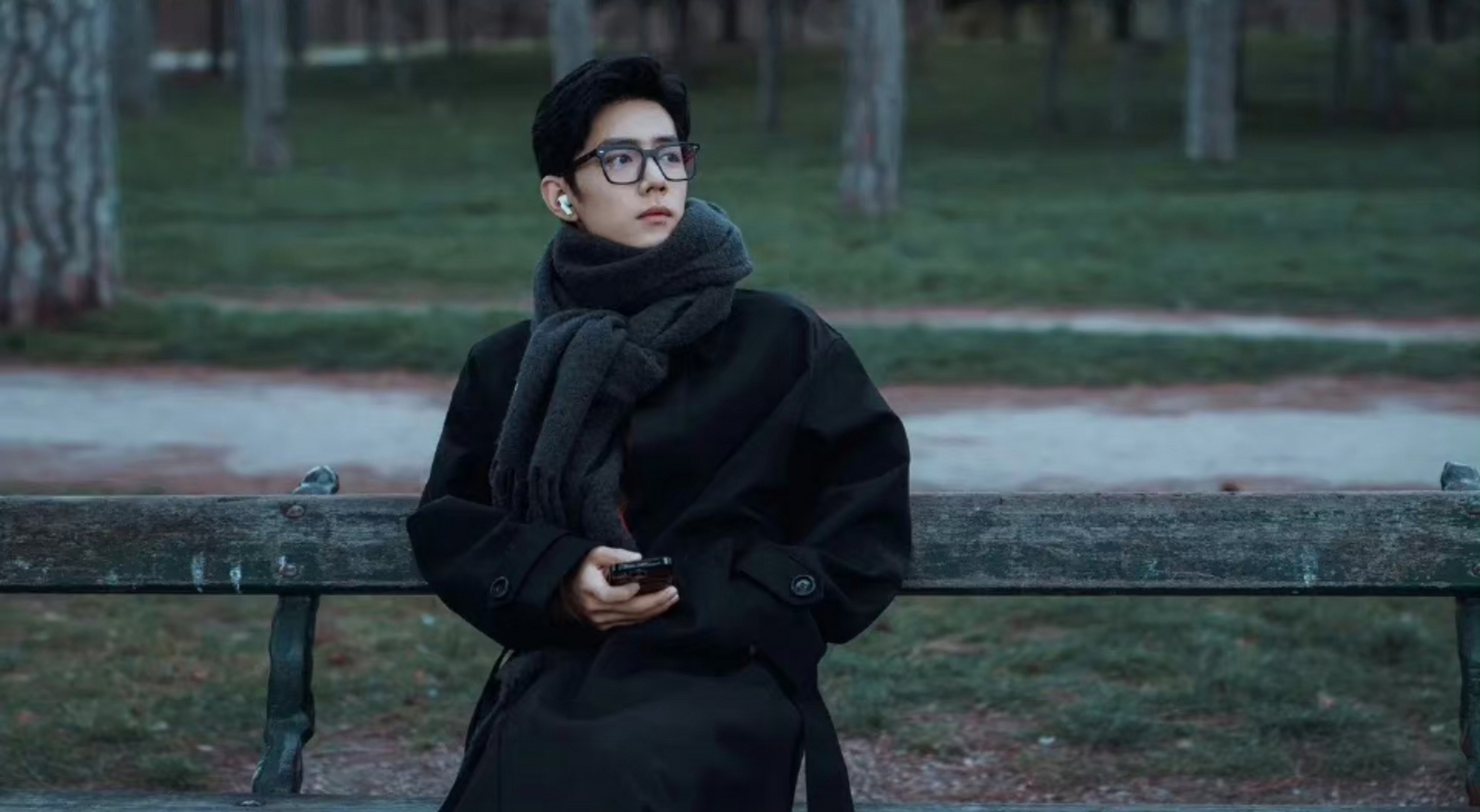 肖战巴黎大衣随拍,是真的帅呀,果然风衣不是谁穿在身上都有气质,还得