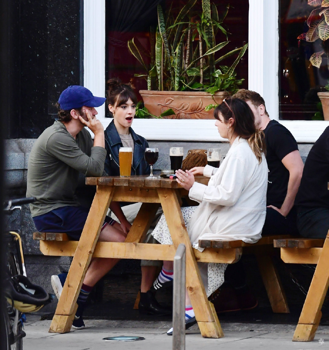 《普通人》主演黛西·埃德加-琼斯和男友tom varey伦敦最新街拍照