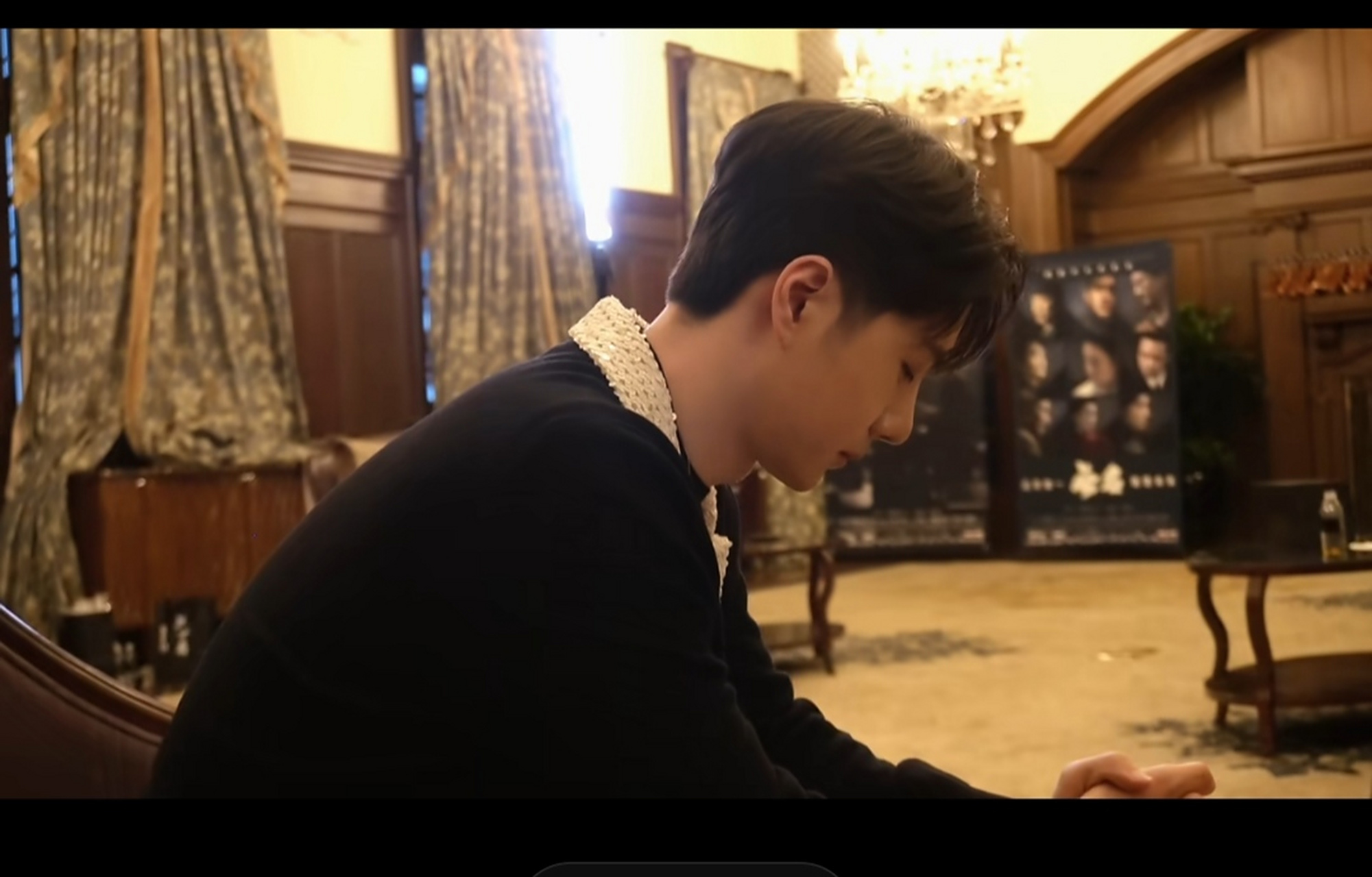 王一博最新黑白西装造型来啦!好高冷的感觉