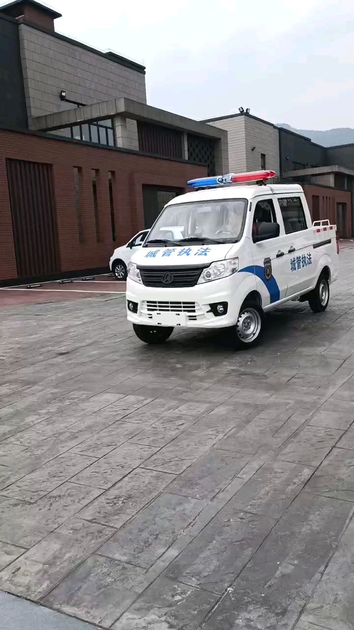 双排座带货斗巡逻车,女司机开车拐弯漂移