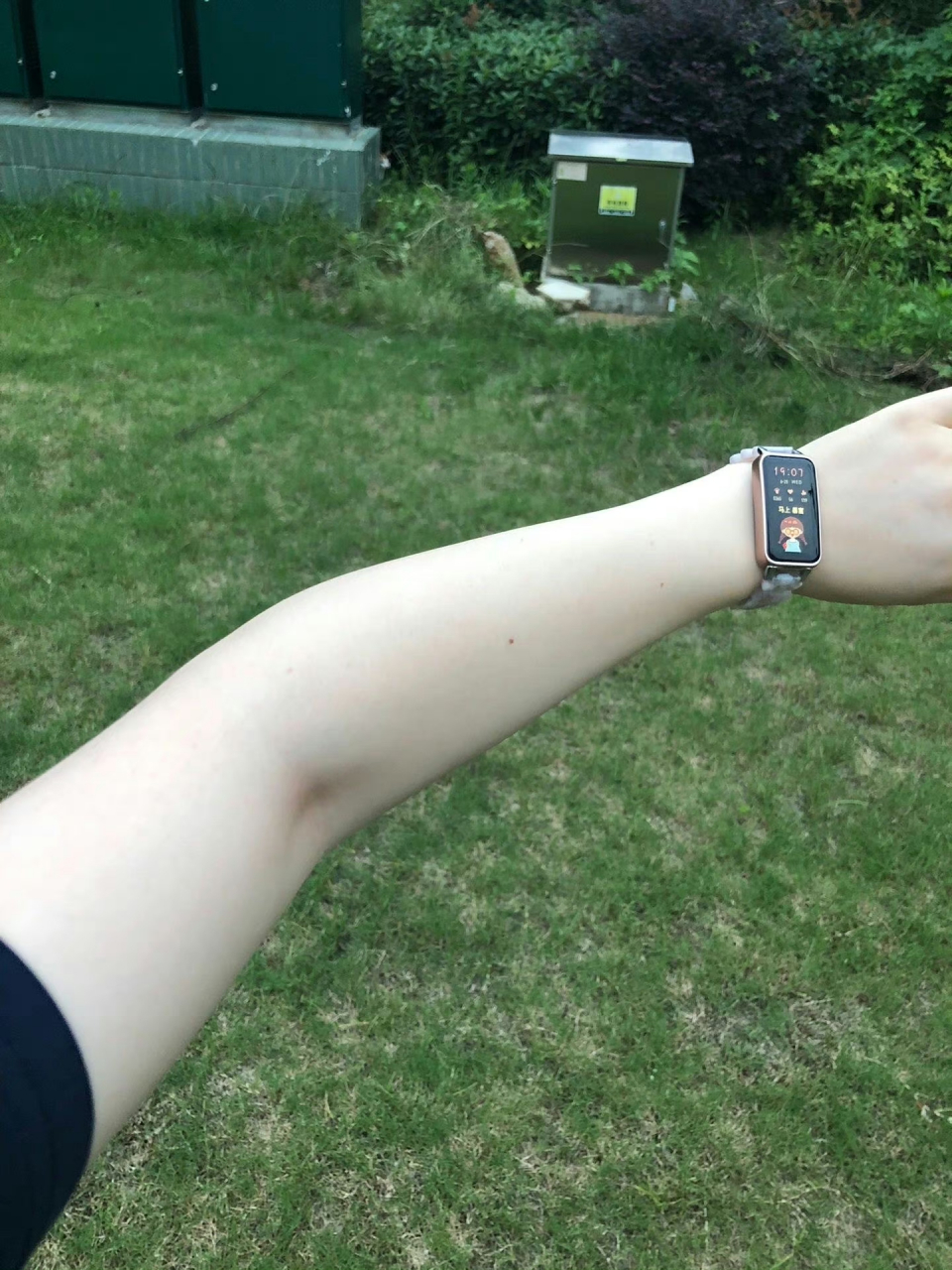 天生皮肤不白的人,容易被晒黑,但不易被伤红和晒伤.