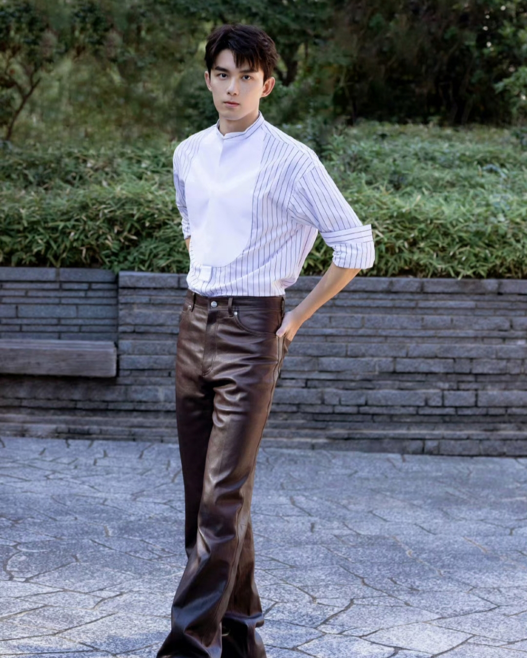 吴磊智性风造型,吴磊新片映后会生图,今日吴磊 衬衫加皮裤,一身智性风