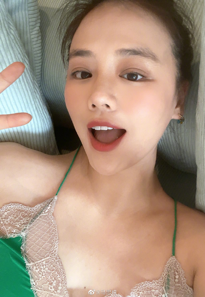 组图：马思纯分享健身自拍 秀发利落束起皮肤白皙状态佳第2张图片