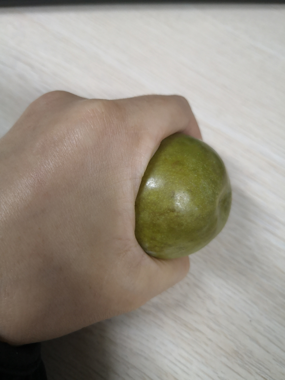 第一次见这么大的李子,手都握不过来