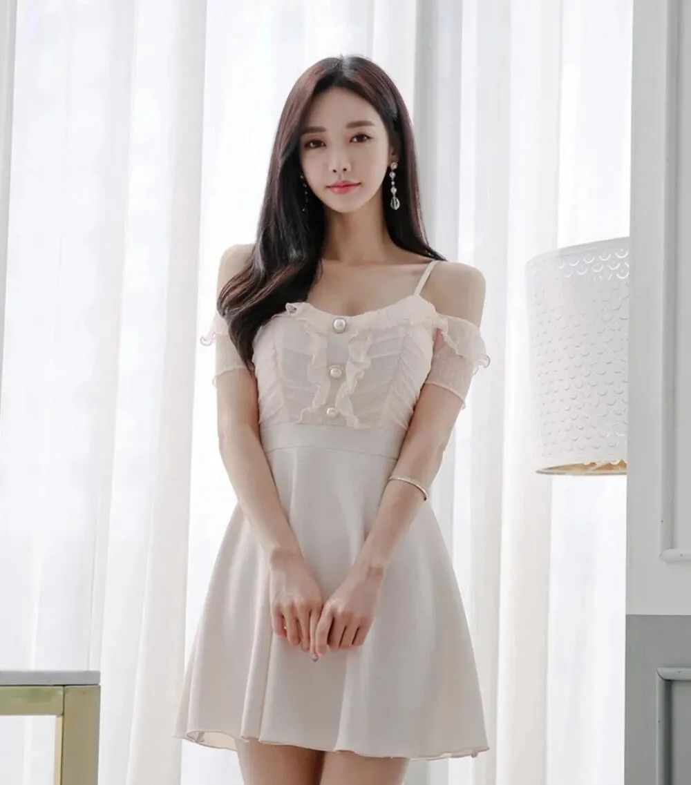 孙允珠时尚穿搭:粉嫩吊带连衣裙穿搭,清纯甜美