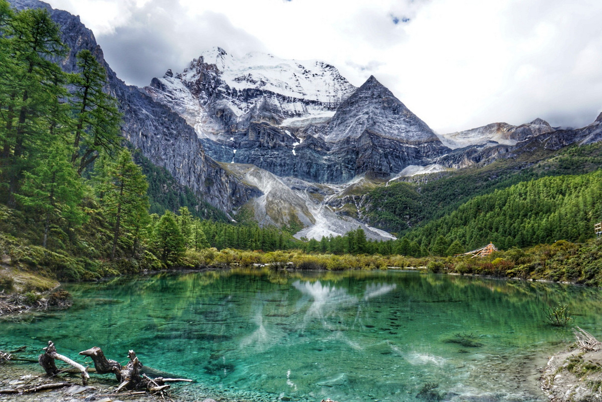 稻城亚丁景区, 位于四川省甘孜州稻城县日瓦乡境内, 属国家级自然保护