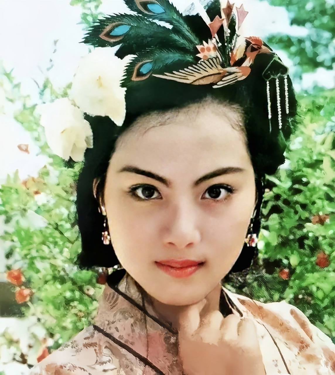 戏外的乐韵姐姐五官大气,明眸善睐.