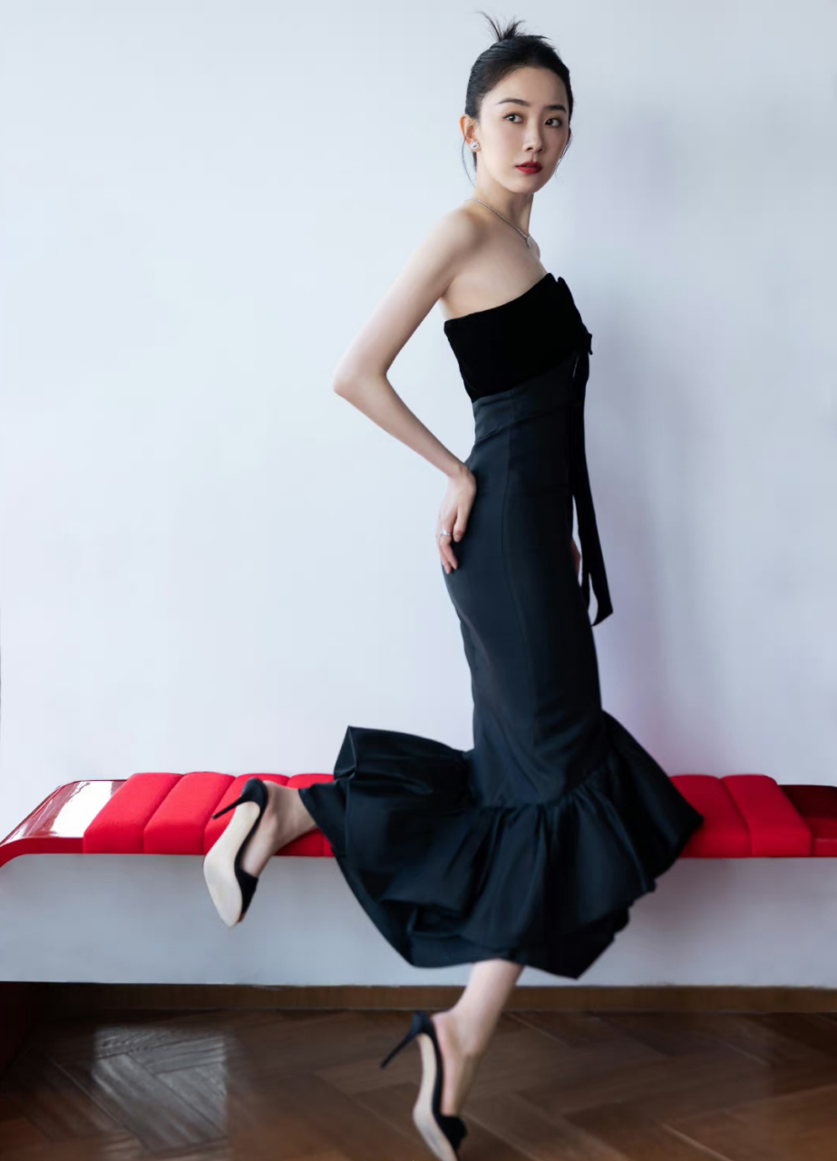 朱颜曼滋# 一袭黑色抹胸深v礼裙,肤白貌美的精致容颜,性感妩媚的眼神